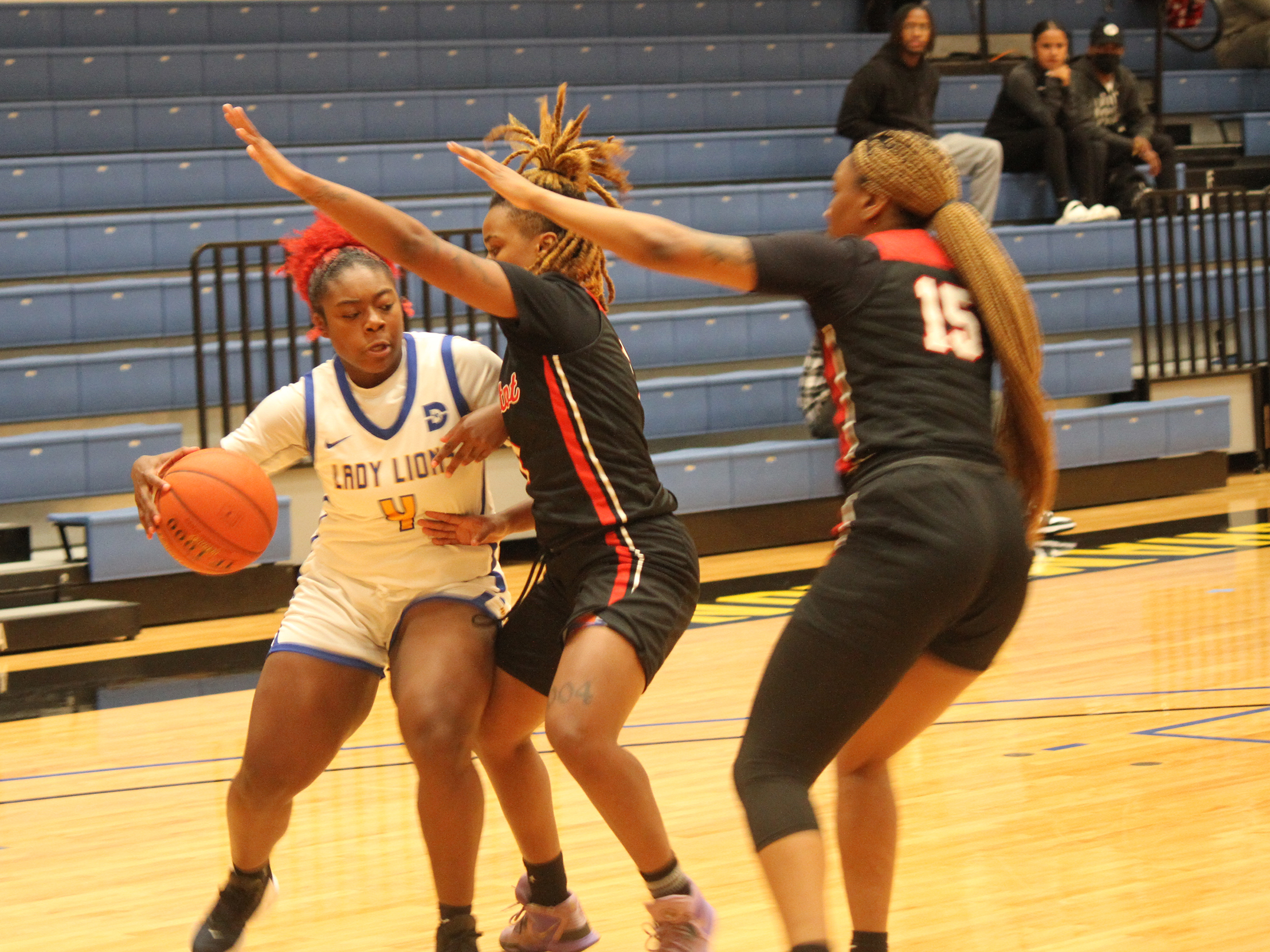 Mountain View Falls to Riverland in NJCAA Tourney Opener